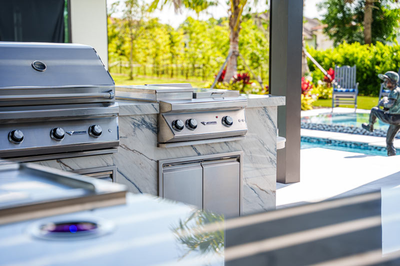 An outdoor Florida kitchen with outdoor kitchen appliances